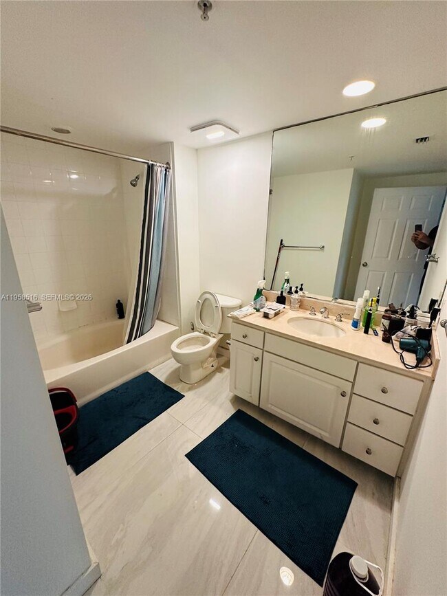 Building Photo - 2000 N Bayshore Dr