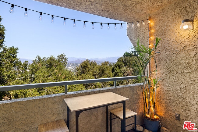 Building Photo - 4275 Vía Arbolada