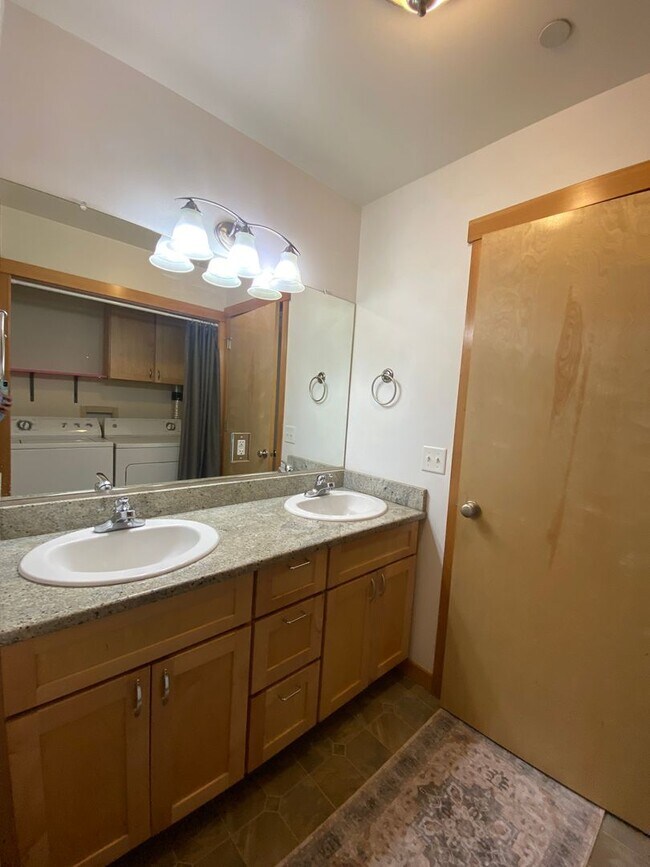 Building Photo - 3 Bedroom | 2 1/2 Bath Townhouse in The Dalles, OR.