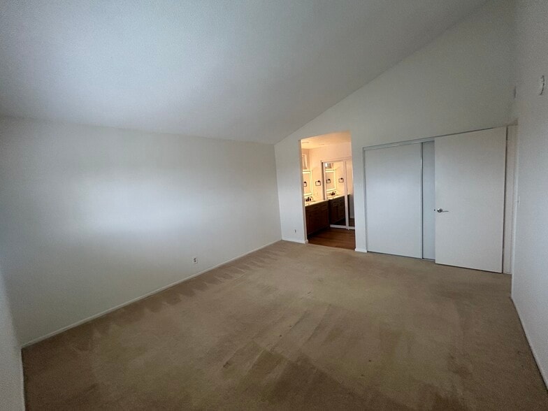 Master bedroom w/vaulted ceilings - 25925 Oak St