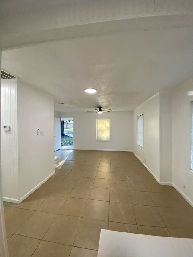 Building Photo - Affordable 2 Bed / 1 Bath Rental in Port N...