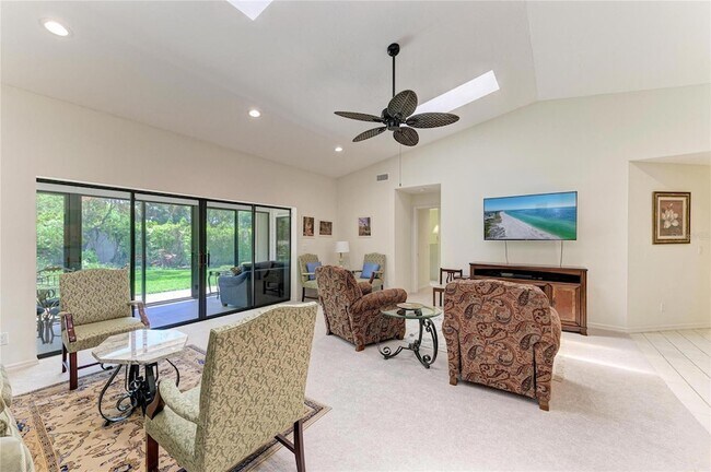 Building Photo - 3946 Wilshire Cir E