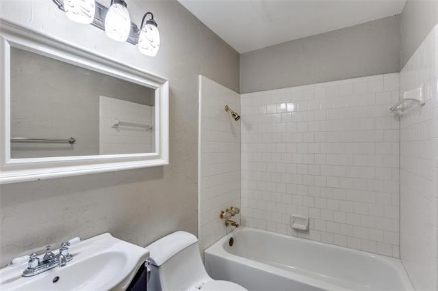 Building Photo - 1708 Hendrick Dr