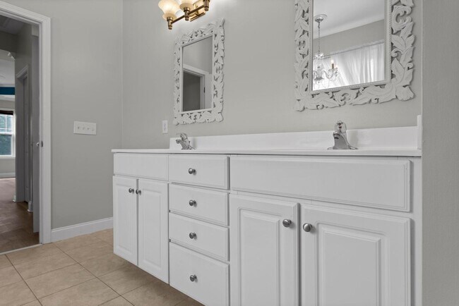 Building Photo - **MOVE IN SPECIAL** $500 off first months ...