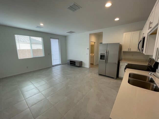 Building Photo - 11832 E Primrose Ln