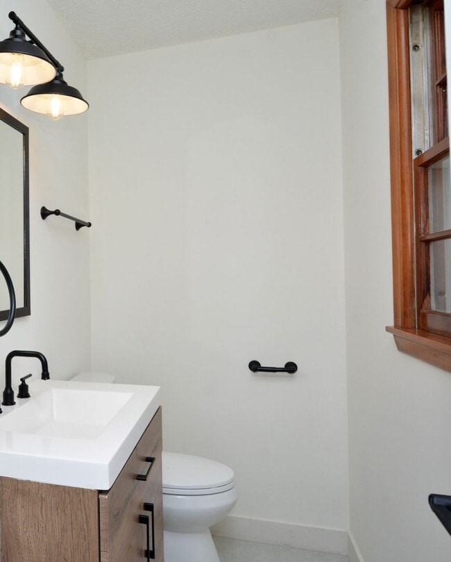 Building Photo - Spacious 4-Bed 1.5 Bath Home Available Now in Bloomington!