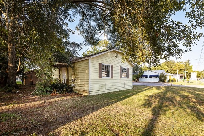 Building Photo - Cute 2 Bedroom Home