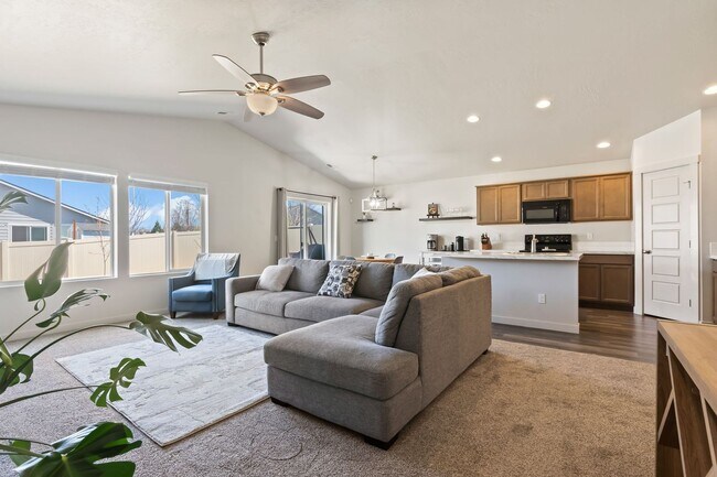 Building Photo - 3 Bedroom, 2 Bath Single Level Home in Desirable Meridian Location!