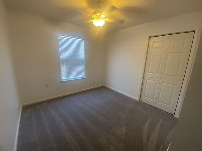 Building Photo - Spacious 4Bed/2Ba in a Peaceful Cul-de-Sac...