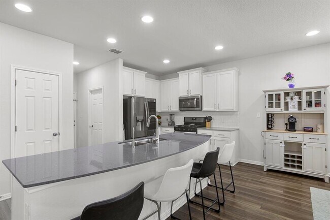 Building Photo - 3201 E College Park Dr