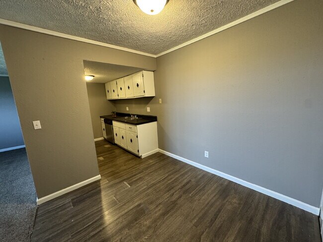 Building Photo - Easy Like Sunday Morning — Comfortable 2 Bed Apartment in Pawnee