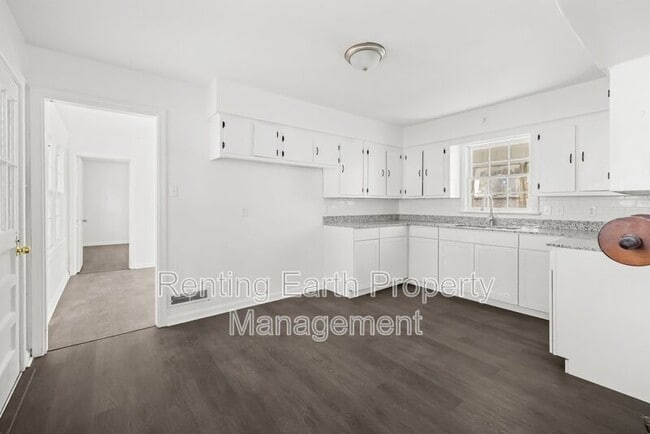 Building Photo - 805 Vanderbilt St