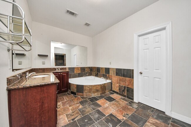 Building Photo - 3014 Chenevert St