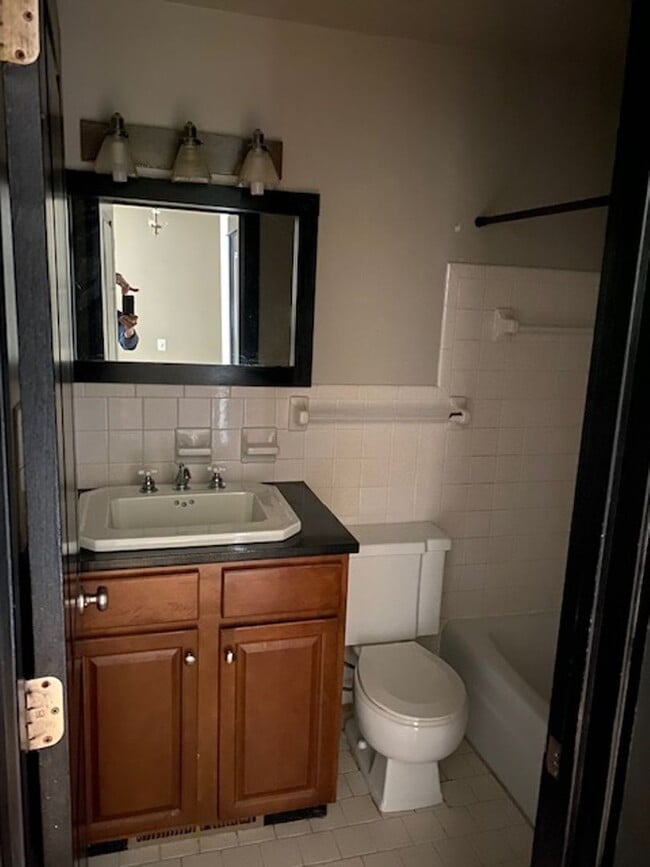 Building Photo - Nice updated condo unit close to downtown ...