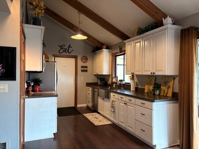 Building Photo - 499 Karen Dr