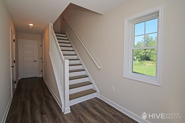 Building Photo - Beautiful End-Unit Townhouse with Pond Vie...
