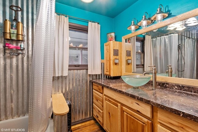 Building Photo - Fisherman's Lookout- Fully Furnished with garage only October 1st - May 31st