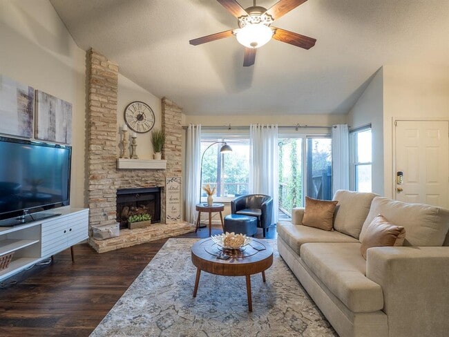 Building Photo - 16911 Village Oak Loop