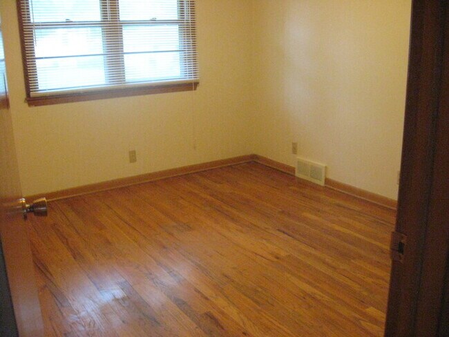Building Photo - Duplex-Great neighborhood! NEW REDUCED PRICE - $1538 per month!