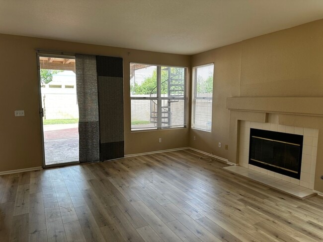 Building Photo - Beautiful Orangecrest Rental – Move-In Ready!