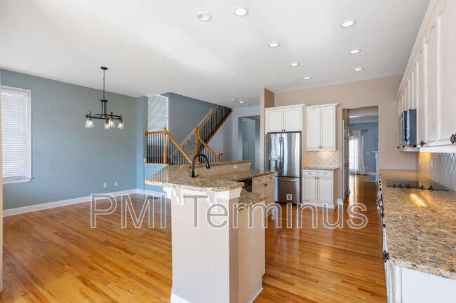 Building Photo - 321 Creekbank Way SE