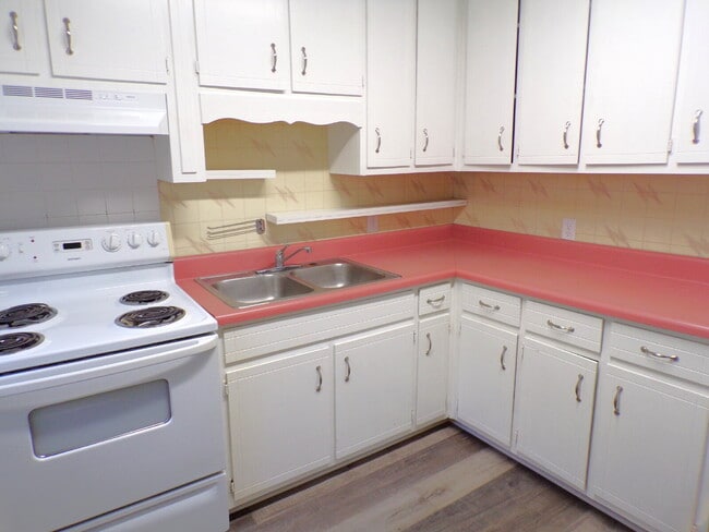 Building Photo - Move-In Ready 3-Bed Home with New Flooring...