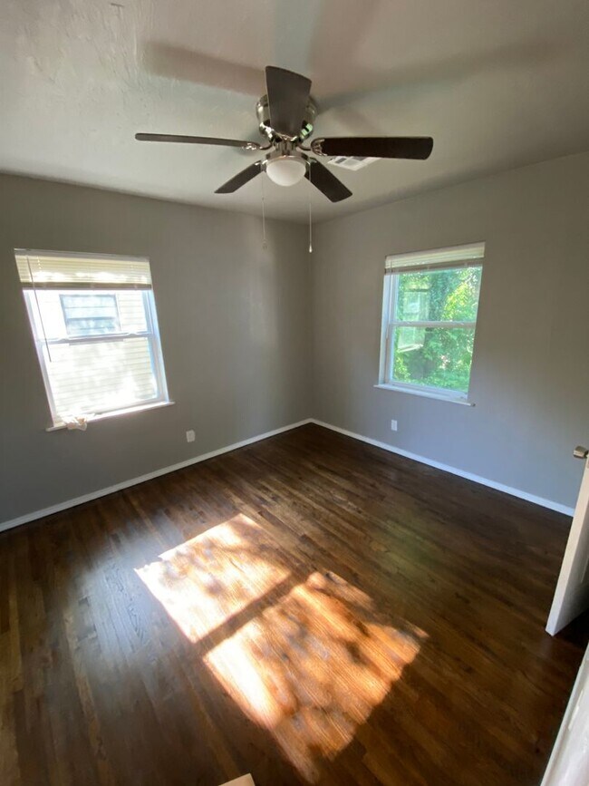 Building Photo - Gorgeous 3 Bed, 2 Bath Home with Modern Up...