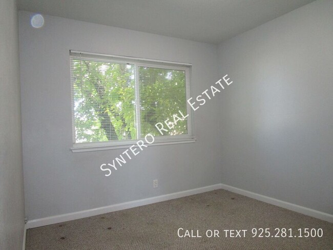 Building Photo - Upstairs 2 Bedroom/1 Bath Apartment with G...