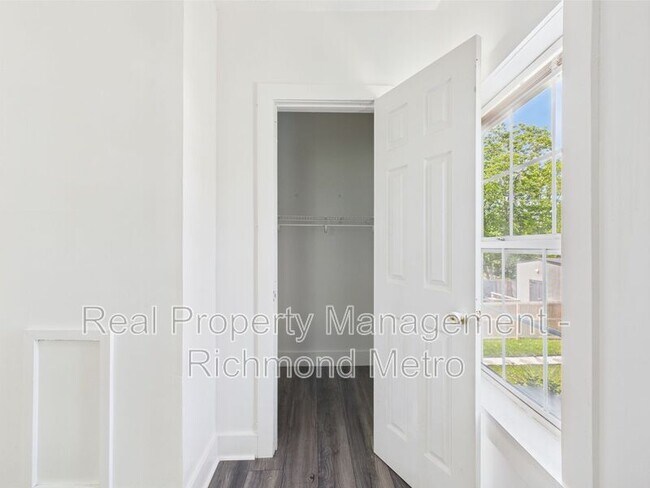 Building Photo - 1610 N 28th St