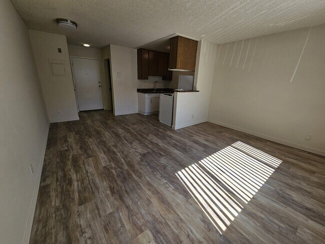 Building Photo - Commerce-10042