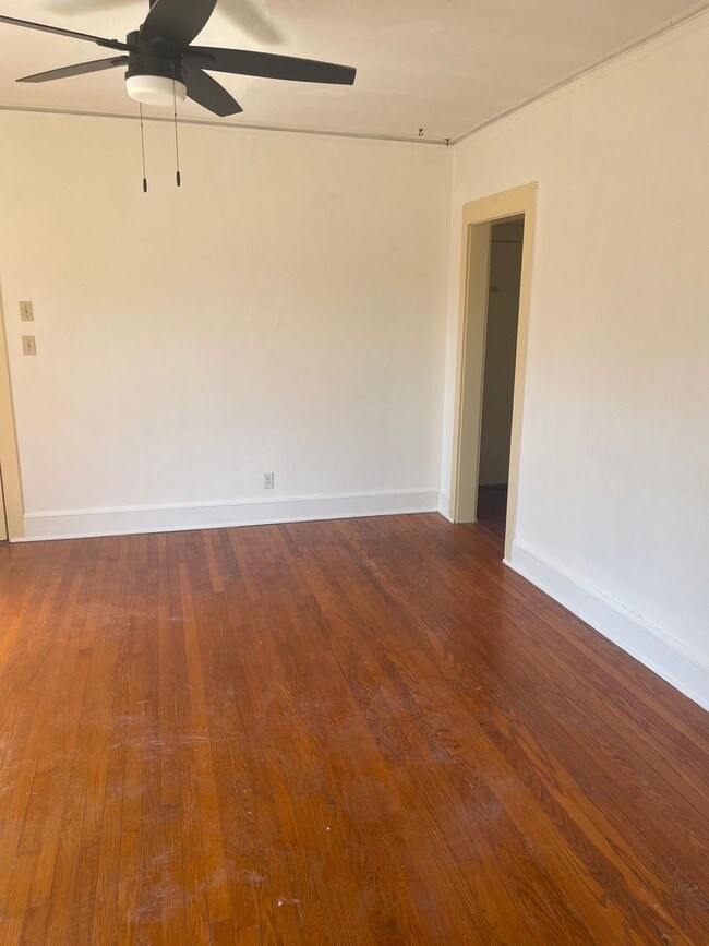 Building Photo - 1 bedroom Downtown Apartment in Historic D...