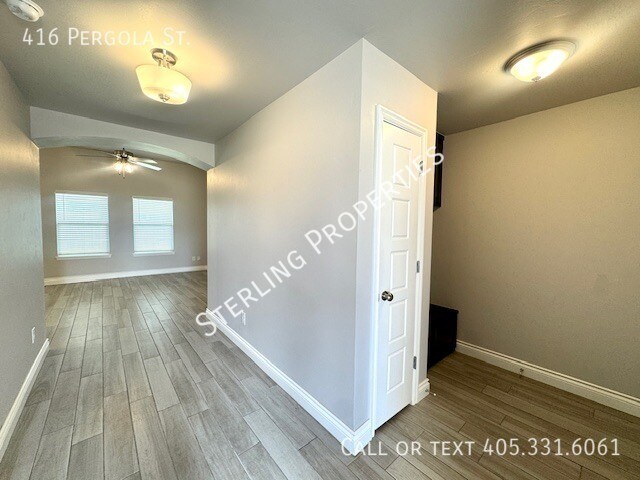 Building Photo - 416 Pergola St