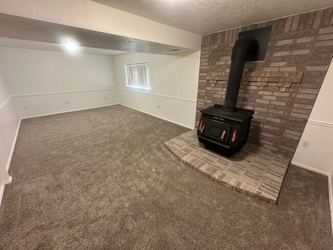 Building Photo - Desirable Kaysville Area/ 5 Bedroom Home