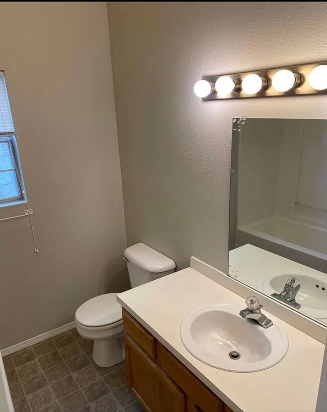 Building Photo - Available Now! 1 Bedroom, 1 Bathroom groun...