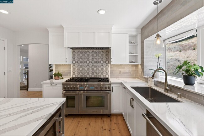 Building Photo - 2324 Saddleback Dr
