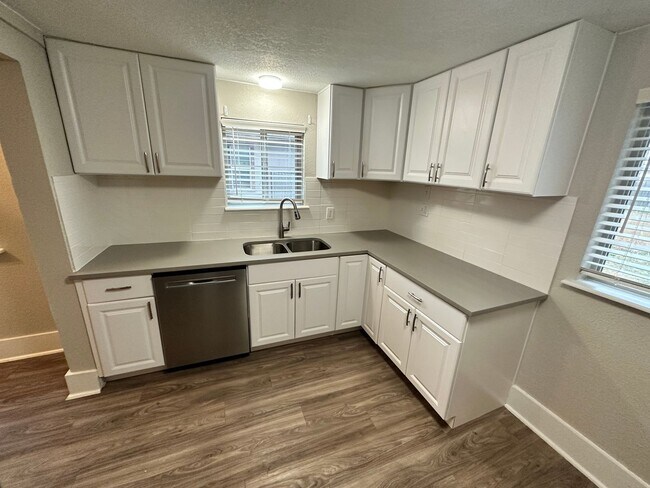 Building Photo - Cute, Remodeled 2 Bed, 1 bath Home (Availa...