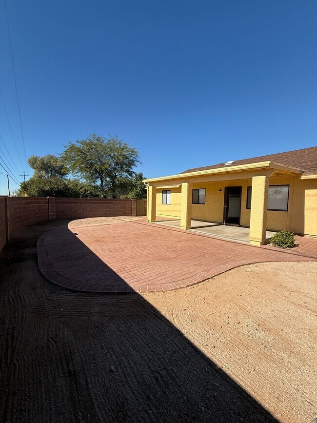 Building Photo - 3 Bed 2 Bath home in the highly desirable Northwest Tucson area. New paint and Carpet!