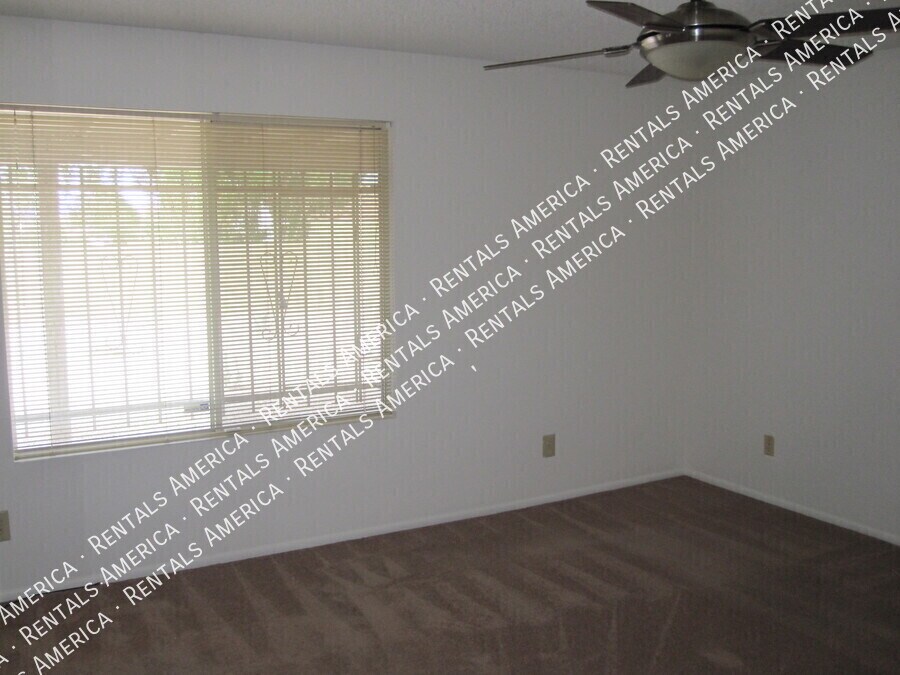 Building Photo - 1028 E Paradise Ln