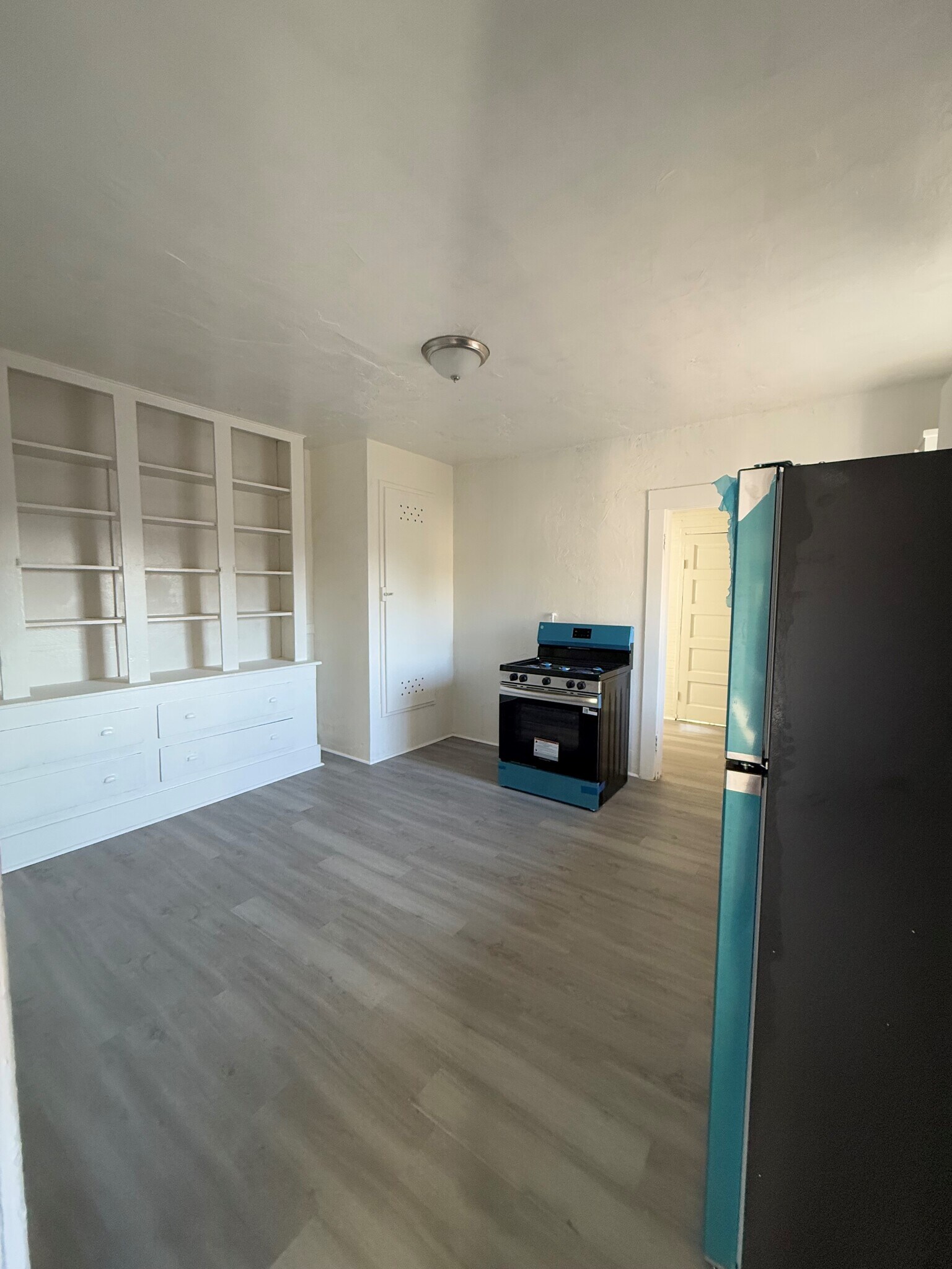 Kitchen with built-in storage - 1929 Daly St
