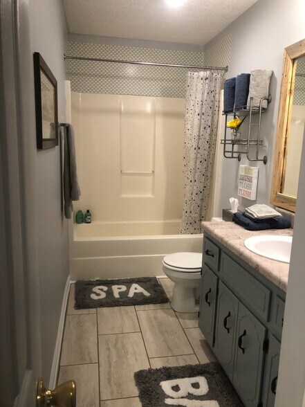 Large full bathroom! - 1138 Timothy Ave