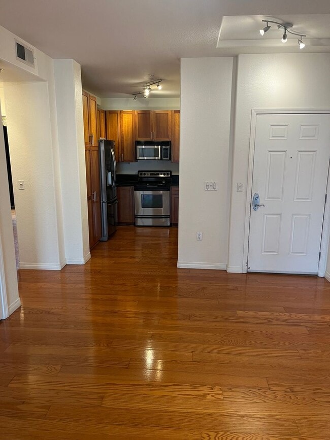 Building Photo - Spacious 2 Bedroom 2 Bath Condo in the Hea...