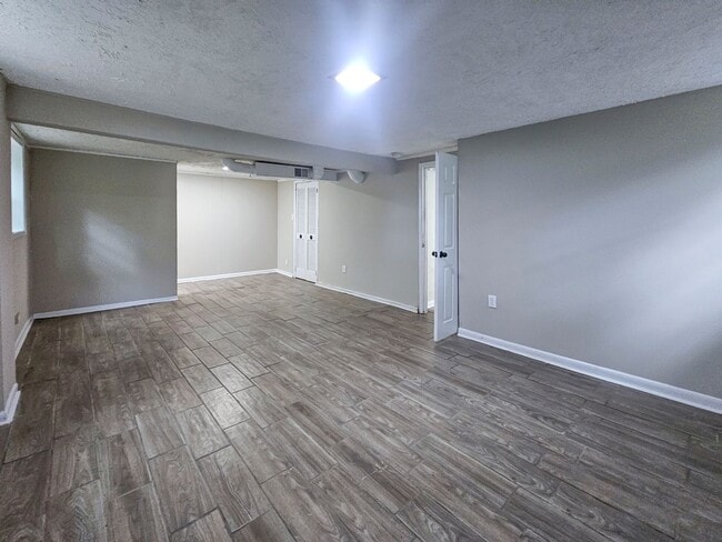 Building Photo - Spacious 4 Bedroom Home Near University Av...