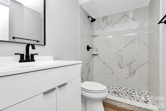 Building Photo - 526 Julia Ave