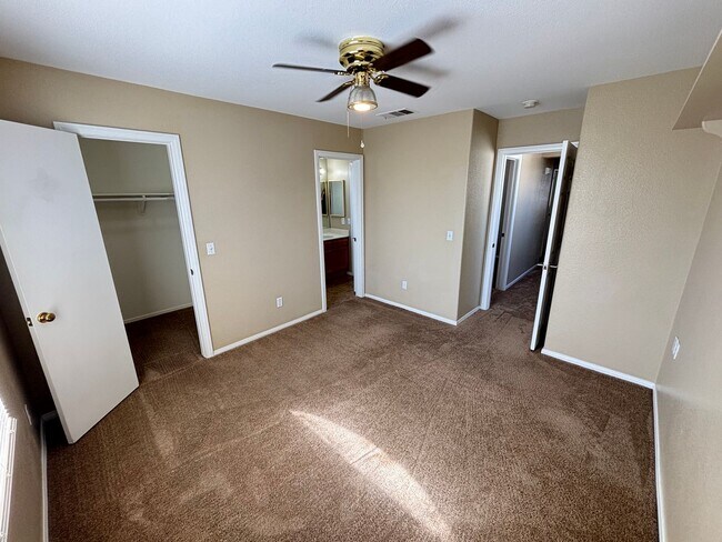 Building Photo - Gorgeous 4Bed/2Bath Home located in Sunris...