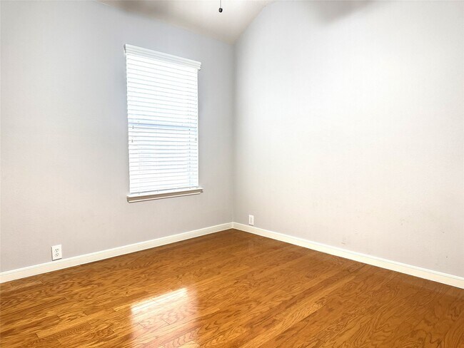 Building Photo - 2910 Sandleigh Dr