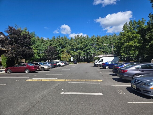 Building Photo - Commuter's delight! Freshly painted, 2-bed...