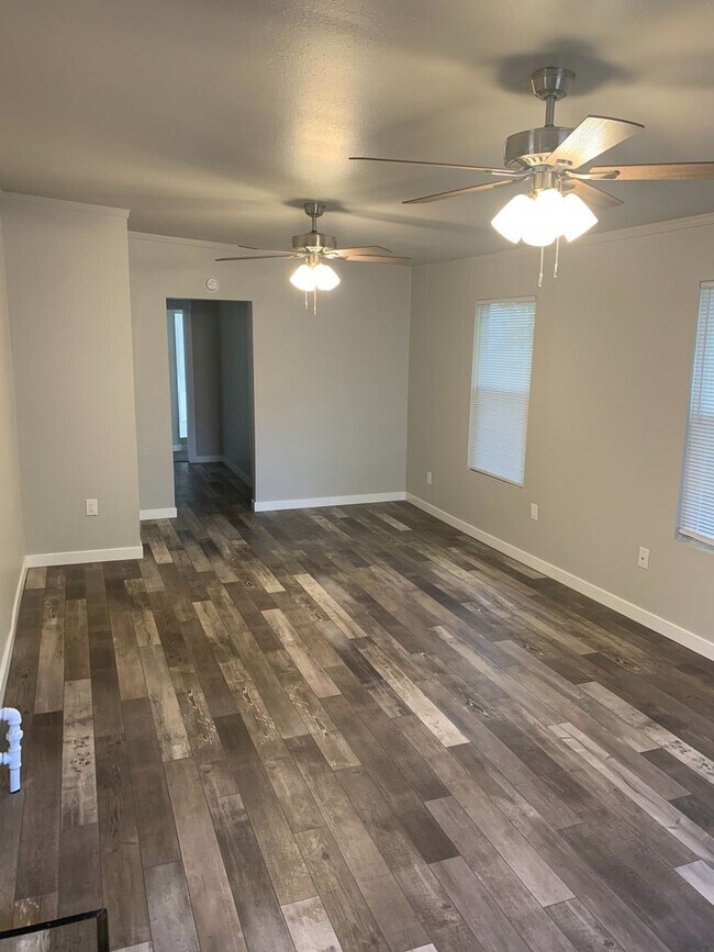 Building Photo - FULLY REMODELED Large 4/2, Close to Enloe and Chico State