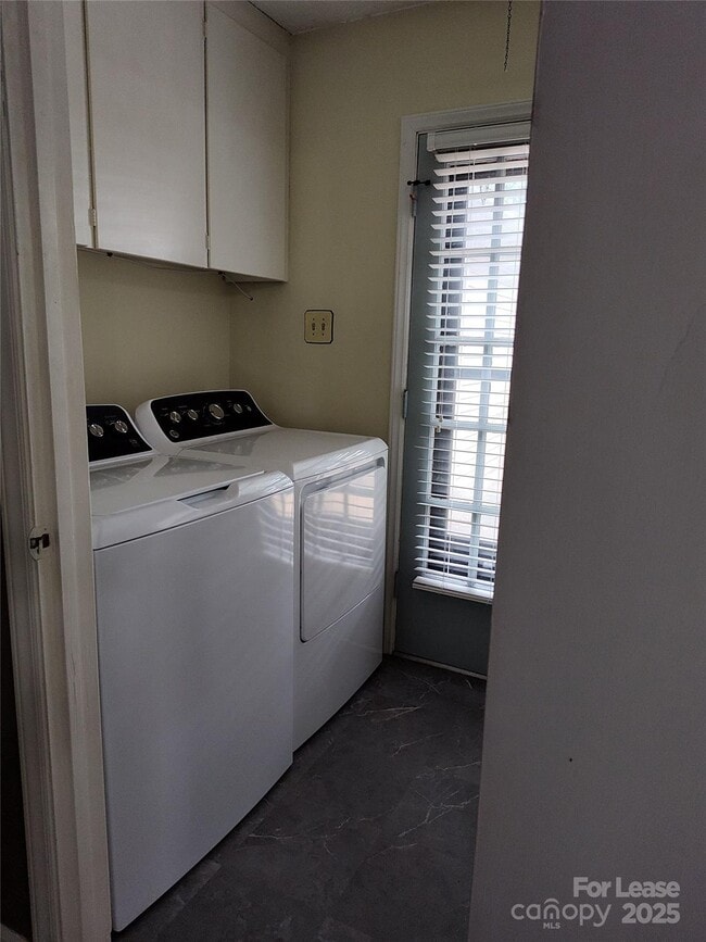 Building Photo - 8526 Timbercrest Cir