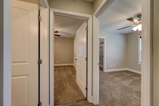Building Photo - Sharp 3 bed 2 bath with Bonus room and nice fenced yard.
