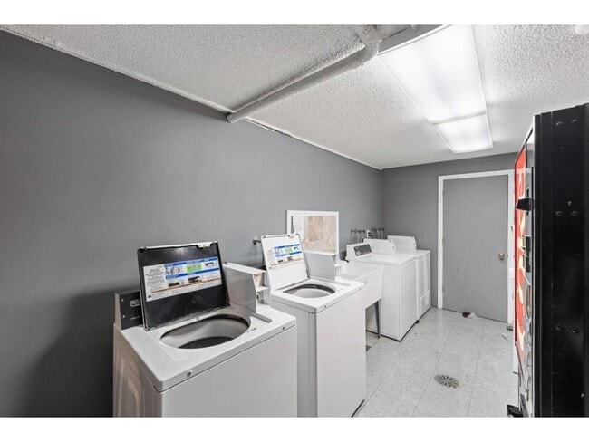 Building Photo - 609 S 9th St